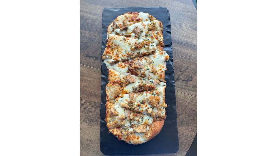 A visualization of the menu item "Chicken Alfredo Flatbread"