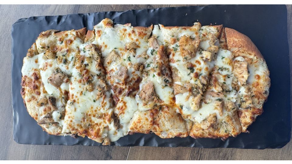 A visualization of the menu item "Chicken Alfredo Flatbread"